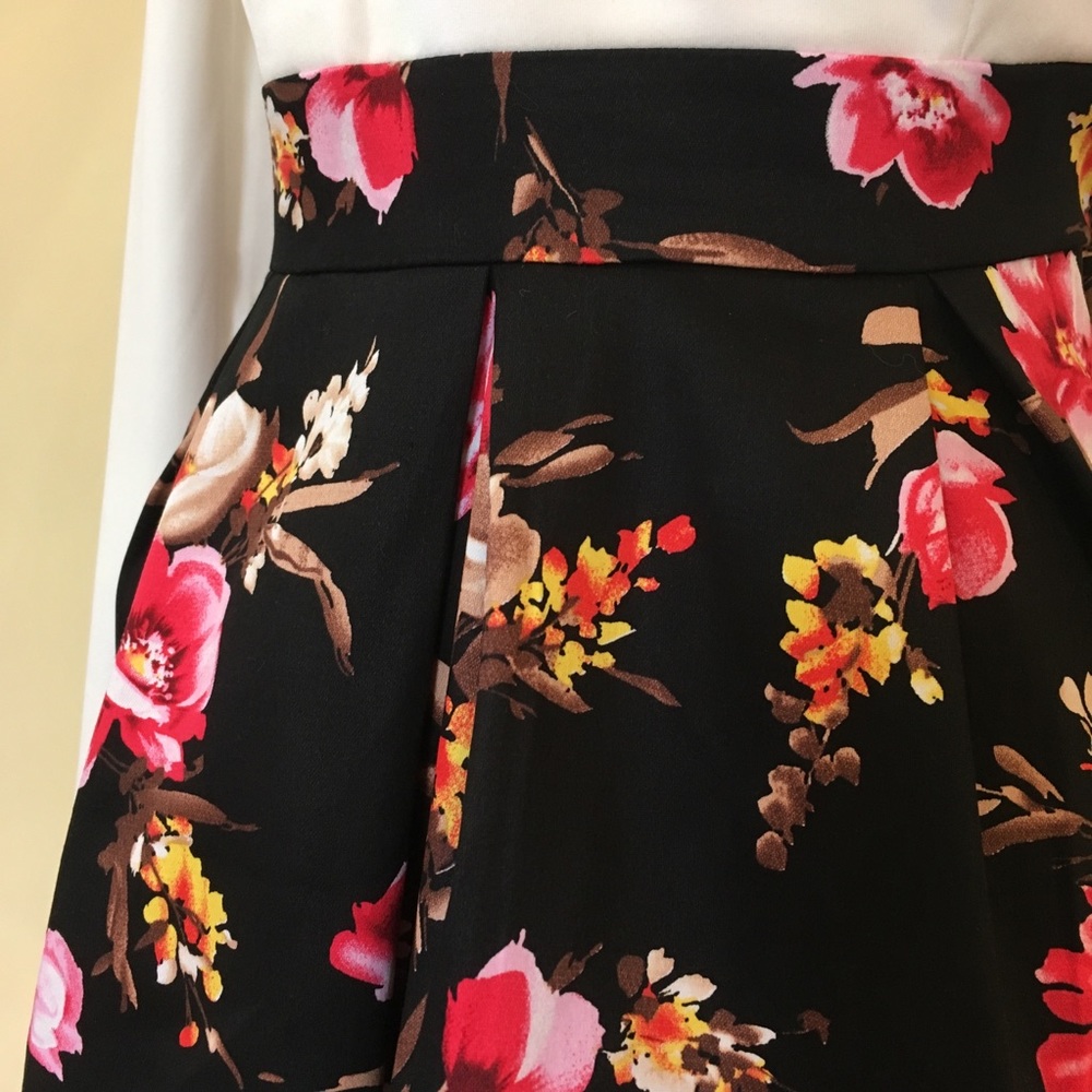 Bold Floral Pleated Sweetheart Neck Skater Dress - Picture 7 of 8